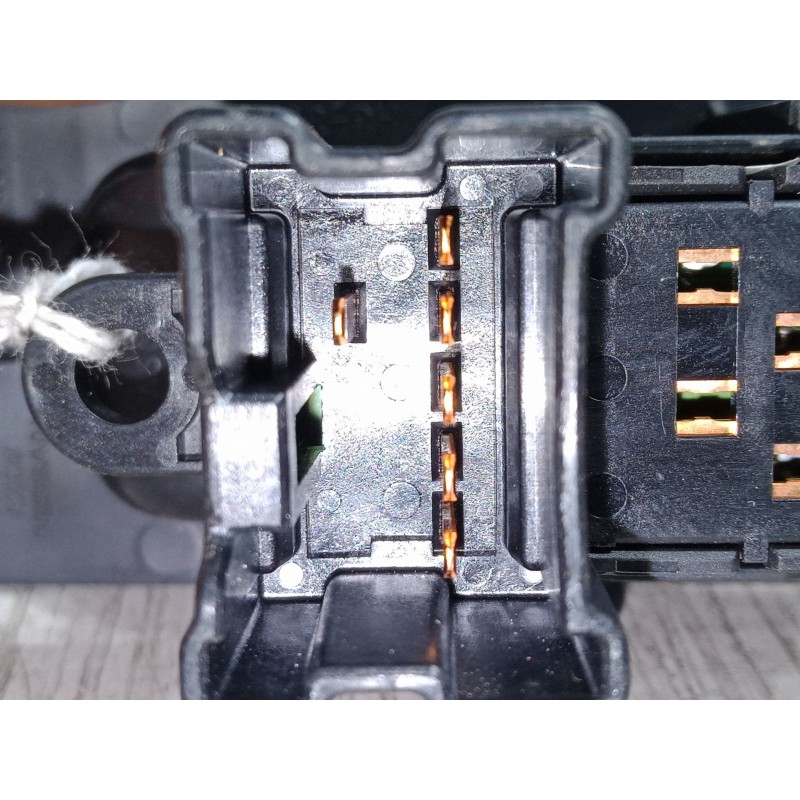 Recambio de mando elevalunas trasero derecho para nissan x-trail ii (t31) 2.0 dci 4x4 referencia OEM IAM   