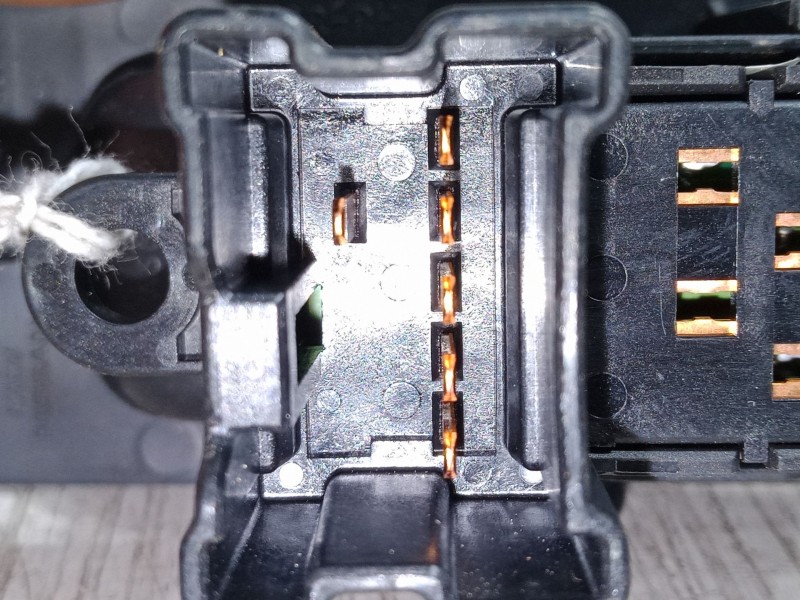 Recambio de mando elevalunas trasero derecho para nissan x-trail ii (t31) 2.0 dci 4x4 referencia OEM IAM   