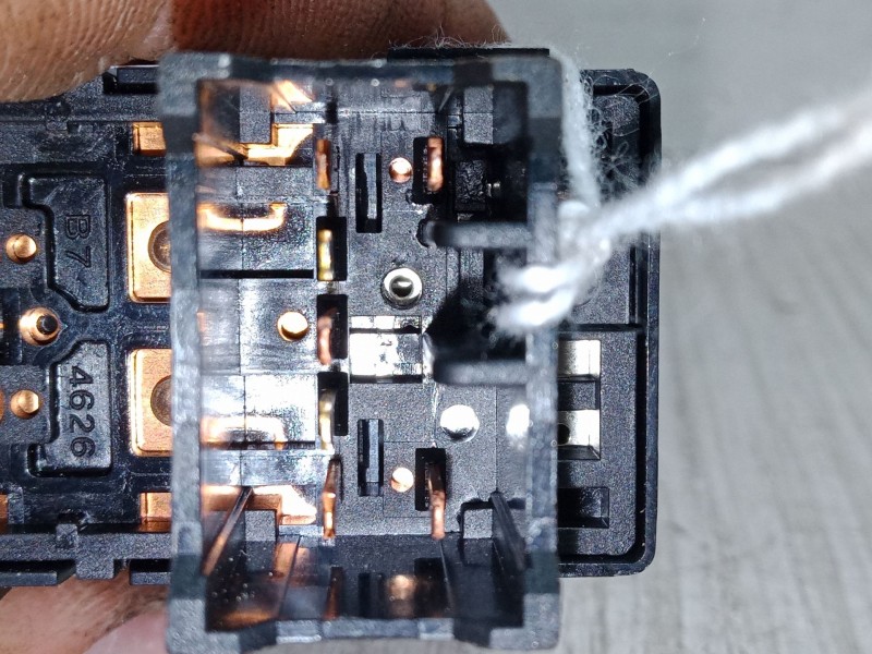 Recambio de mando elevalunas trasero derecho para kia picanto iii (ja) 1.0 referencia OEM IAM   