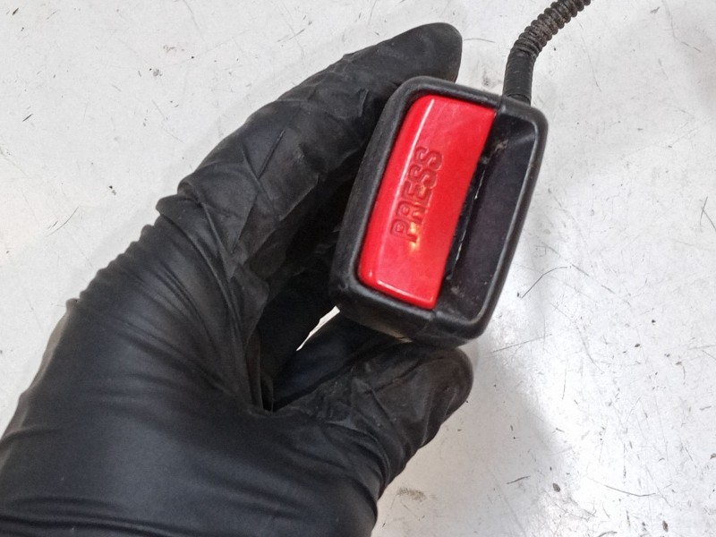 Recambio de anclaje cinturon trasero derecho para kia carens iv 1.7 crdi referencia OEM IAM   