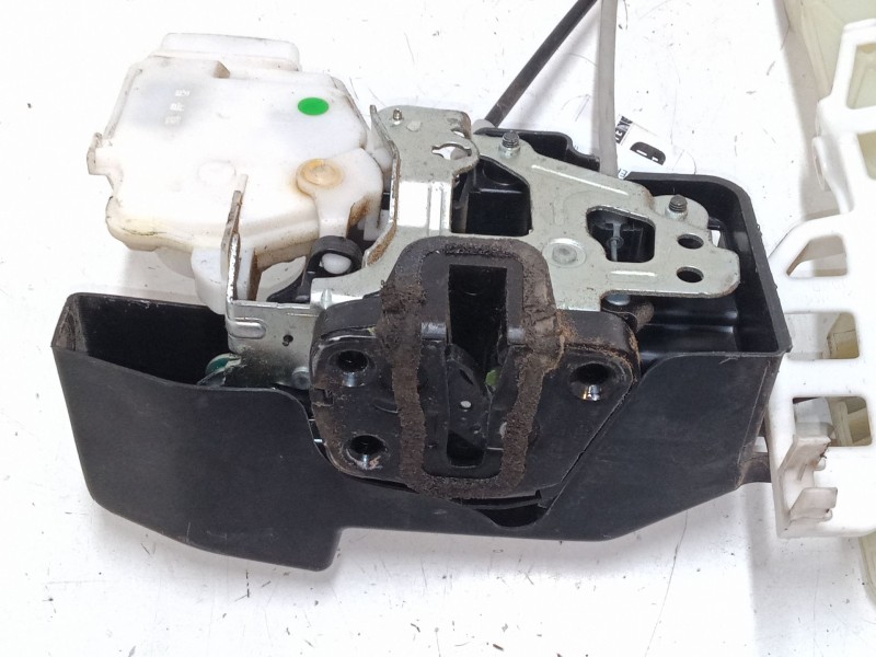 Recambio de cerradura puerta delantera derecha para kia carens iii monospace (un) 2.0 crdi 115 referencia OEM IAM   