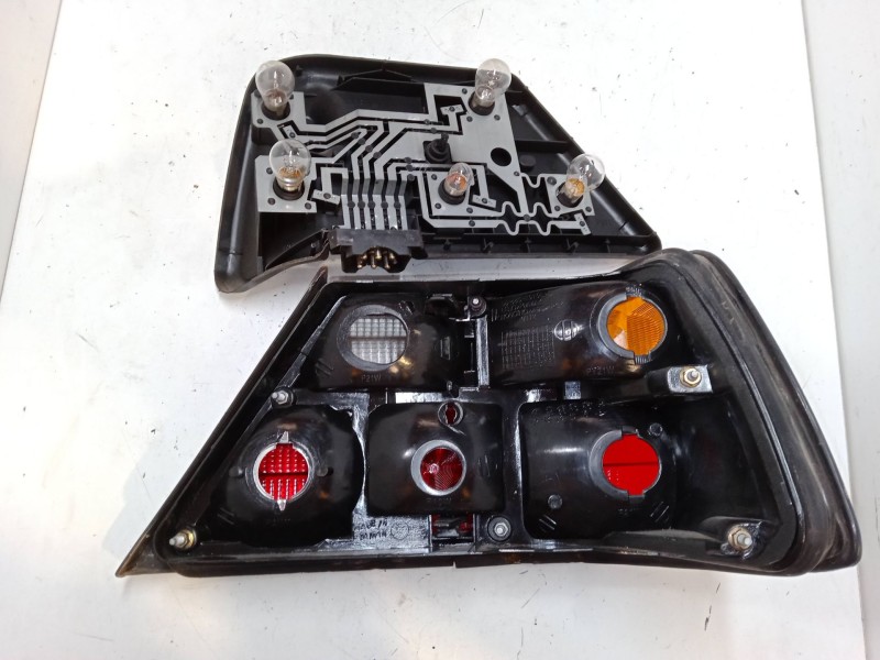 Recambio de piloto trasero izquierdo para mercedes-benz 300-d referencia OEM IAM   