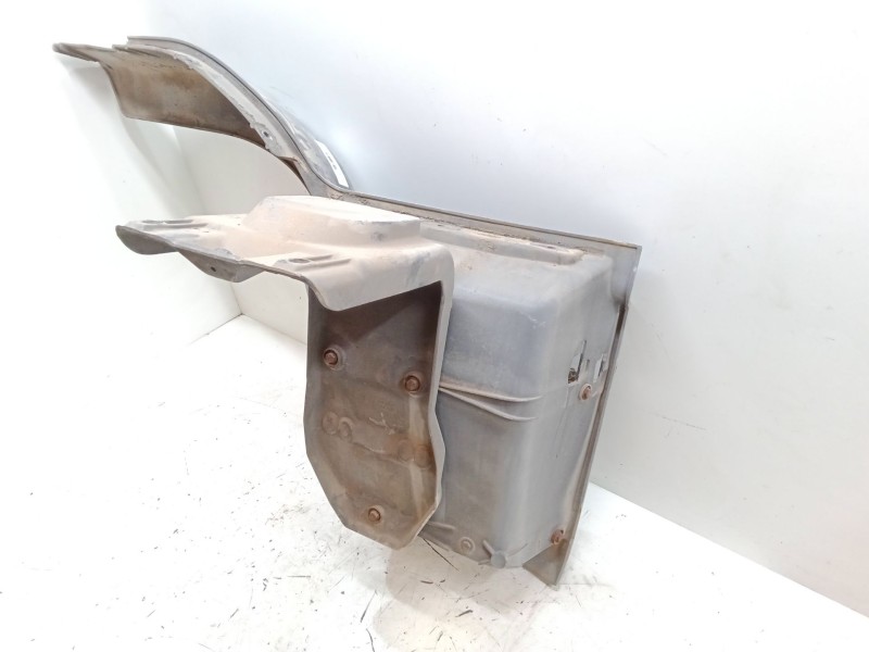 Recambio de moldura rueda delantera izquierda para iveco 120e18 eurocargo referencia OEM IAM   