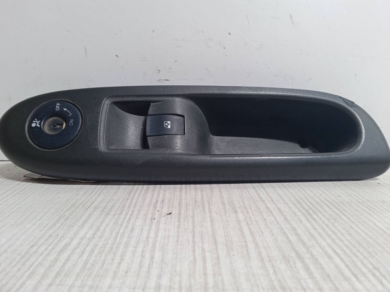 Recambio de mando elevalunas delantero derecho para renault clio ii (bb_, cb_) 2.0 16v sport referencia OEM IAM    Recambio de mando elevalunas delantero derecho para renault clio ii (bb_, cb_) 2.0 16v sport referencia OEM IAM