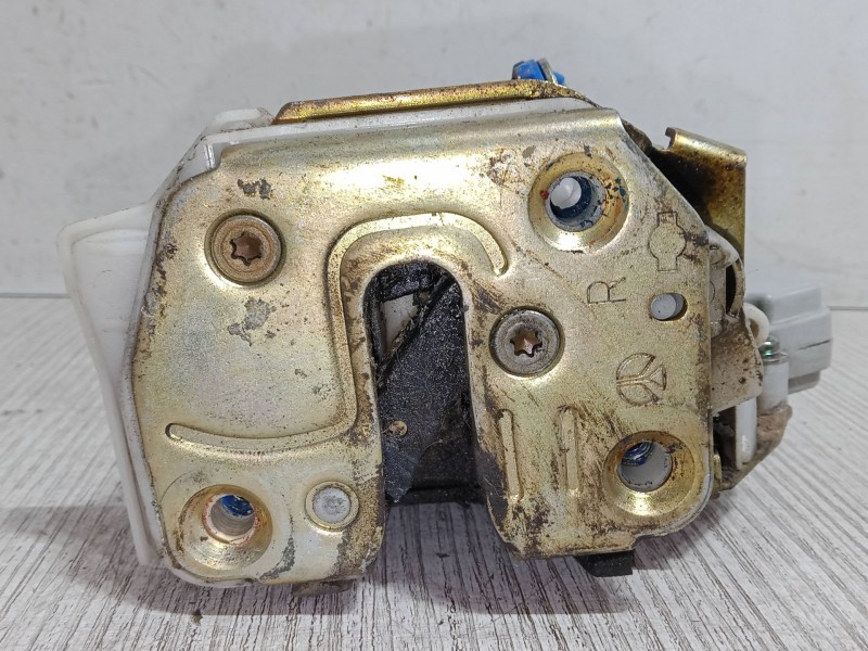 Recambio de cerradura puerta trasera derecha para nissan primera hatchback (p11) 2.0 td referencia OEM IAM   