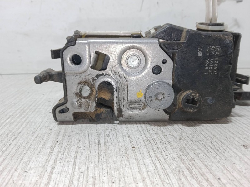 Recambio de cerradura puerta delantera derecha para peugeot partner furgoneta/monovolumen 1.6 hdi 16v referencia OEM IAM A01454  Recambio de cerradura puerta delantera derecha para peugeot partner furgoneta/monovolumen 1.6 hdi 16v referencia OEM IAM A01454