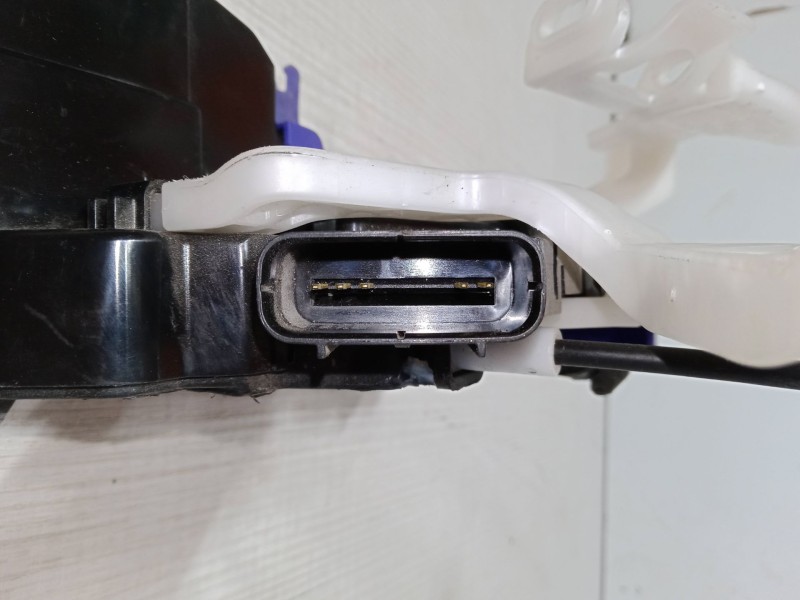 Recambio de cerradura puerta trasera derecha para kia carens iv 1.6 gdi referencia OEM IAM 81420-A4030  