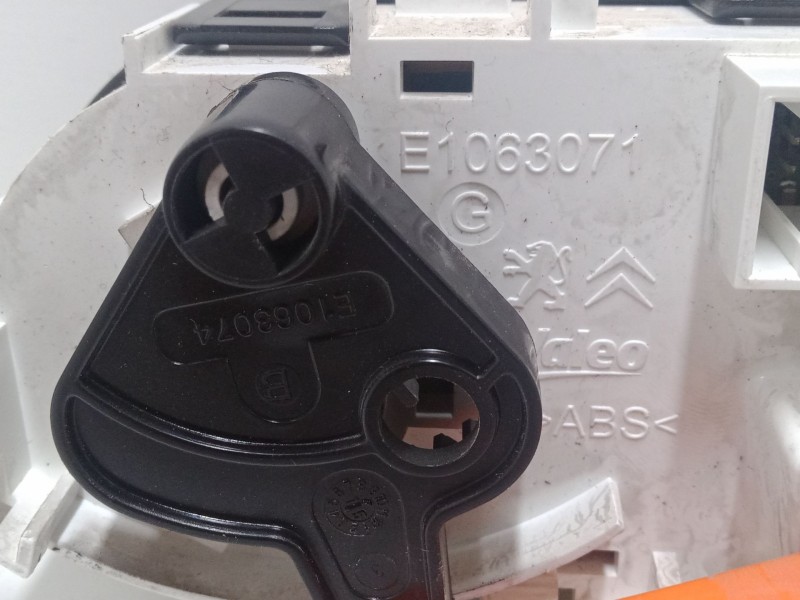 Recambio de mando climatizador para peugeot 2008 i (cu_) 1.2 vti referencia OEM IAM E1063071  